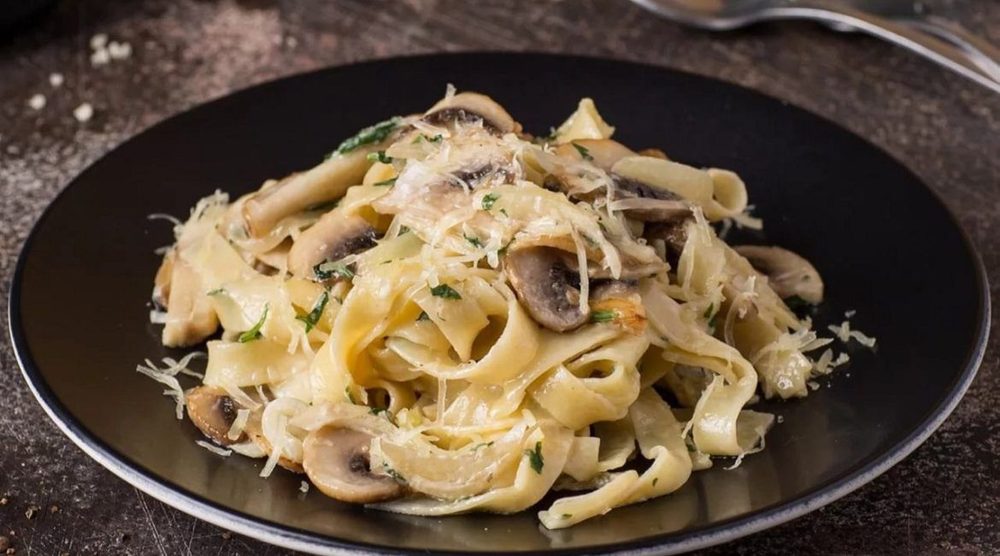 Fettuçini Alfredo sousu ilə