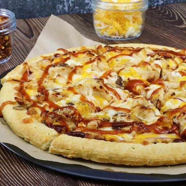 Pizza Toyuq BBQ sousu ilə